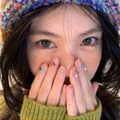 9顶假发的女孩